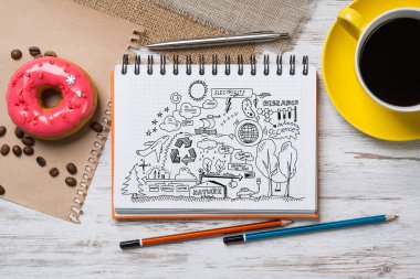 Ahşap tablo ve çizimleri olan not defterinin üst görünümü