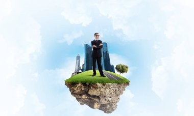 adam yeşil yüzen ada üzerinde ayakta