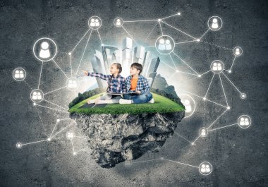 kitap üzerinde yüzen ada, eko kavramı oturan çocuklarla