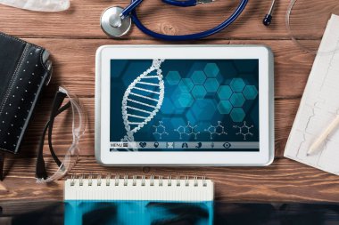 Beyaz tablet pc ve doktor araçları 