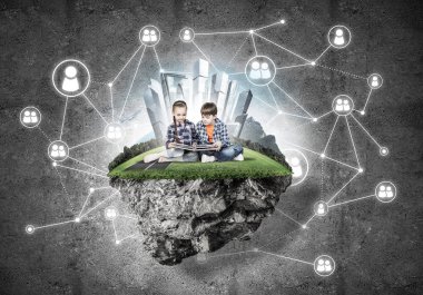 kitap üzerinde yüzen ada, eko kavramı oturan çocuklarla