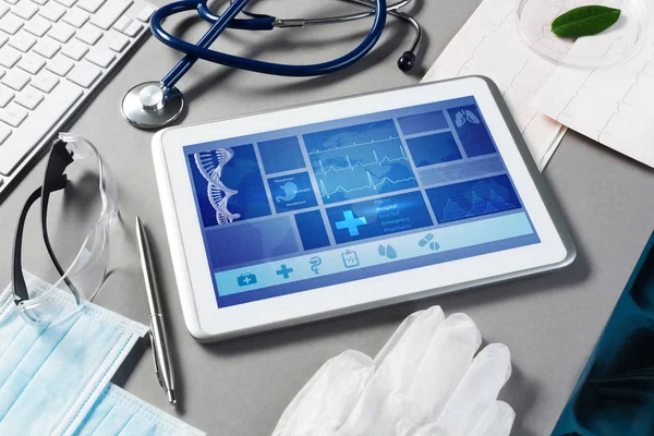 Λευκό tablet pc και γιατρός εργαλεία — Φωτογραφία Αρχείου