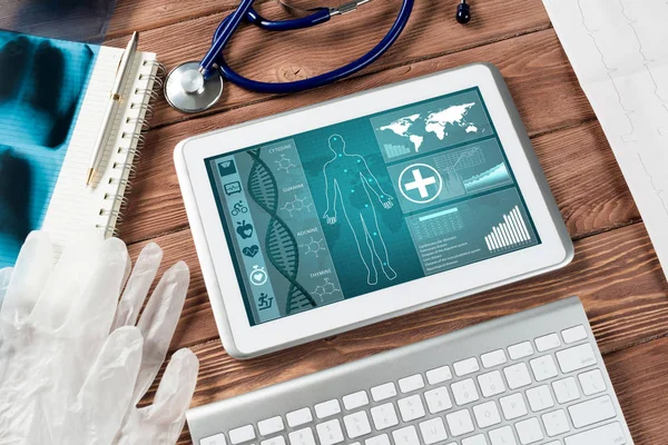 Белый планшет ПК и врачебные инструменты — стоковое фото