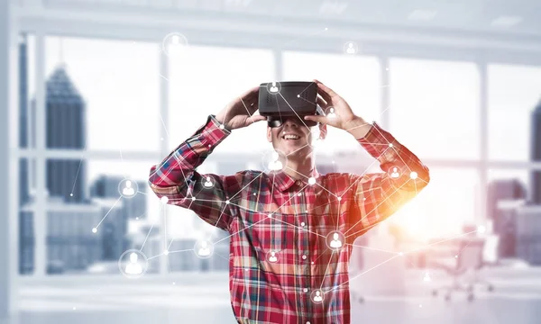 Homme avec casque de réalité virtuelle — Photo