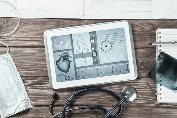 Tablette blanche pc et outils de médecin — Photo