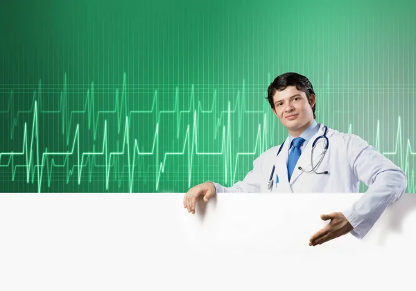 Medico con banner bianco in mano — Foto Stock