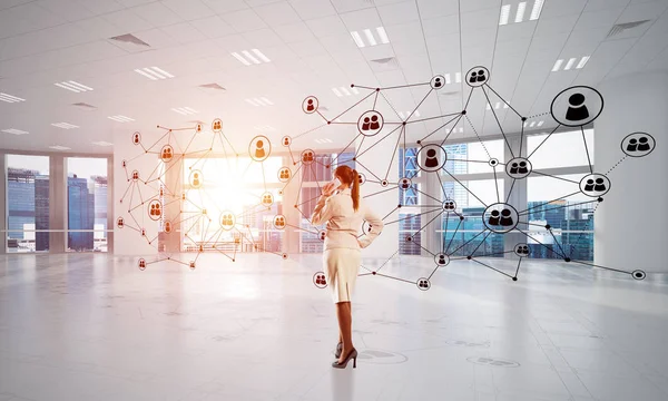 Elegante Geschäftsfrau im modernen Büro — Stockfoto