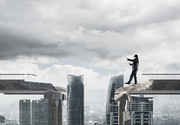 İşadamı blindfolded yürüyüş 