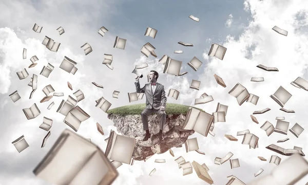 Fiatal Üzletember Zöld Szigeten Sikít Érzelmileg Megafon Könyvek Repülő Körül — Stock Fotó