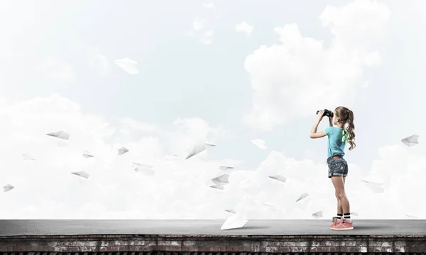 Nettes Mädchen Schulalter Auf Dem Hausdach Mit Ferngläsern — Stockfoto