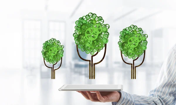 Κλείσιμο Του Επιχειρηματία Κρατώντας Tablet Πράσινο Δέντρο Κατασκευασμένο Από Γρανάζια — Φωτογραφία Αρχείου