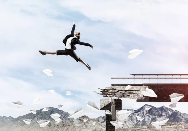 Geschäftsfrau Springt Über Brücke Zwischen Fliegenden Papierflugzeugen Als Symbol Für — Stockfoto