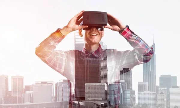 Hombre Joven Con Auriculares Realidad Virtual Gafas Sobre Fondo Paisaje —  Fotos de Stock