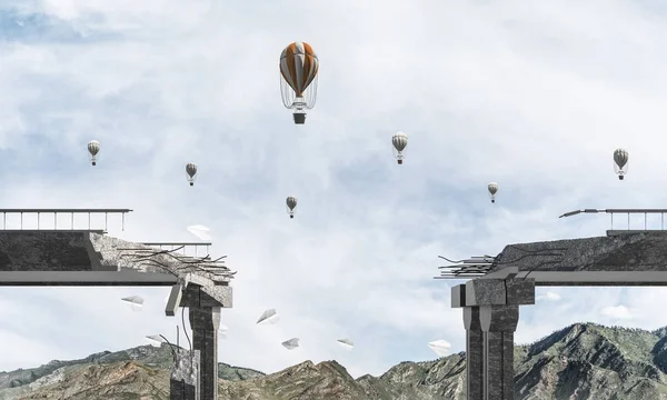 Ponte Cemento Rotto Con Palloncini Volanti Tra Alte Montagne Cielo — Foto Stock