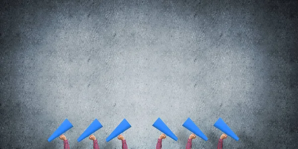 Bir kadının kâğıt borazanla anons yapması.