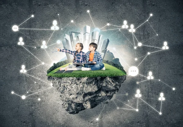 kitap üzerinde yüzen ada, eko kavramı oturan çocuklarla