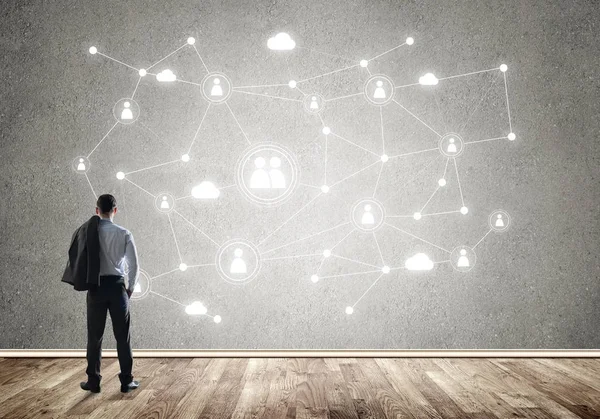 Arkadan görünüşü çizilmiş sosyal bağlantı kavramı ile duvara bakarak işadamı