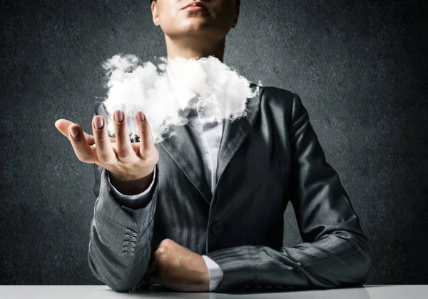 Nahaufnahme Einer Geschäftsfrau Anzug Die Eine Weiße Wolke Ihrer Handfläche — Stockfoto
