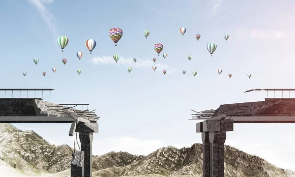 Σπασμένα Τσιμεντένια Γέφυρα Πέταγμα Αερόστατων Ανάμεσα Ψηλά Βουνά Και Cloudly — Φωτογραφία Αρχείου