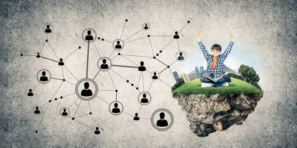 yüzen ada ve mutlu çocuk