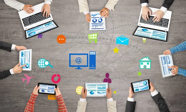 Bir grup insan elinde aygıtlarla