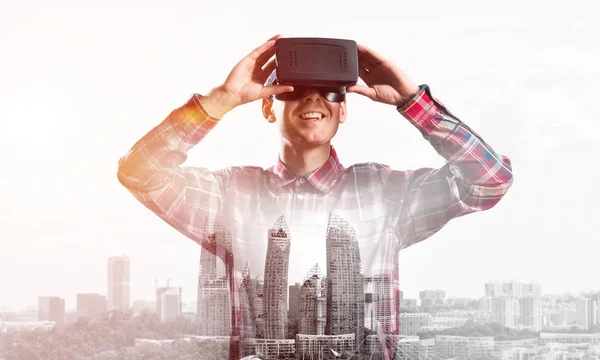 Hombre Joven Con Auriculares Realidad Virtual Gafas Sobre Fondo Paisaje —  Fotos de Stock