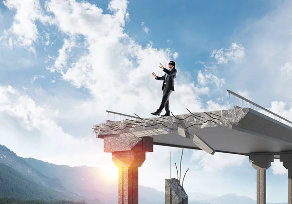 Empresario caminando con los ojos vendados — Foto de Stock