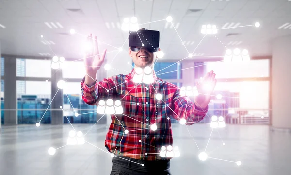 Man with virtual reality headset — Stock Photo, Image