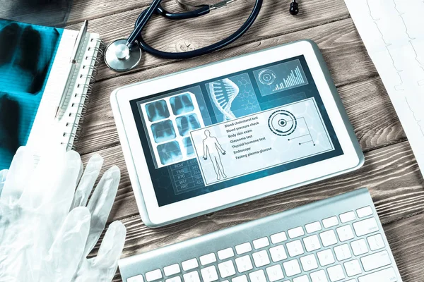 흰색 태블릿 pc와 의사 도구 — 스톡 사진