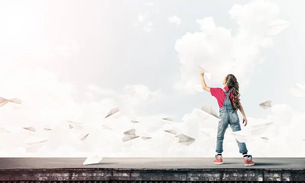 Carino ragazza bambino felice sulla costruzione — Foto Stock