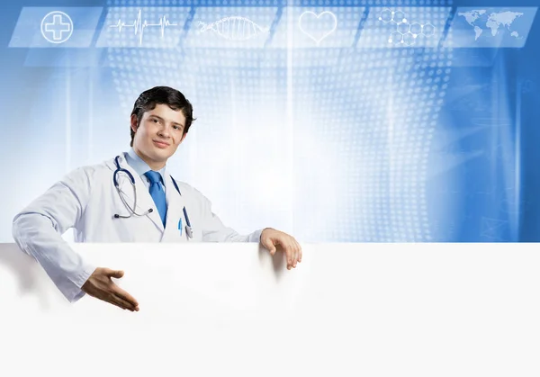 Doktor holding beyaz boş afiş — Stok fotoğraf
