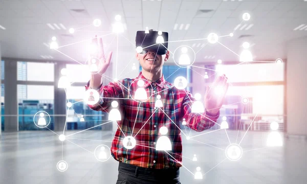 Jonge man in virtual reality headset — Stockfoto