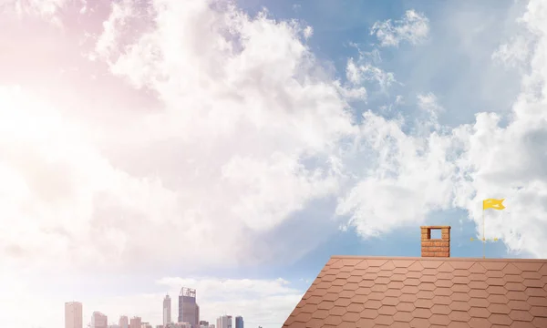 レンガ造りの家の屋根と背景の都市景観 — ストック写真
