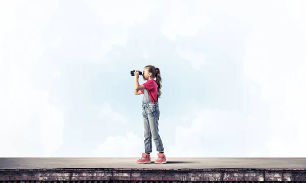 Roztomilé Dívka Školního Věku Střeše Budovy Při Pohledu Dalekohledu — Stock fotografie