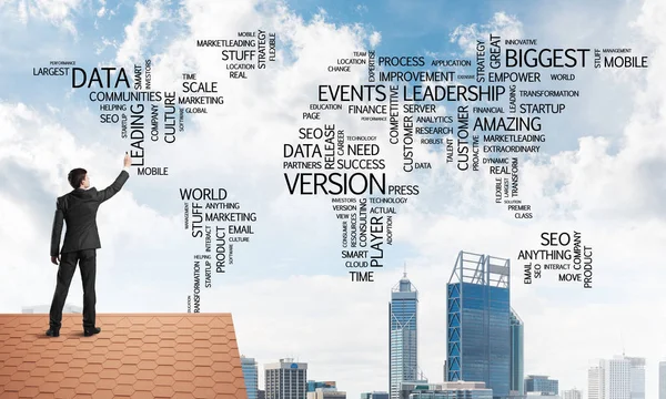 사업가 지붕에 세계화 미디어의 개념으로 지도의 형태로 단어를 — 스톡 사진