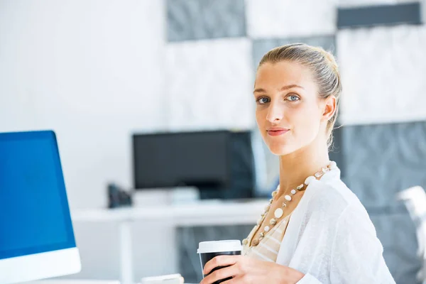 Jovem Atraente Sentada Mesa Trabalhando Computador — Fotografia de Stock