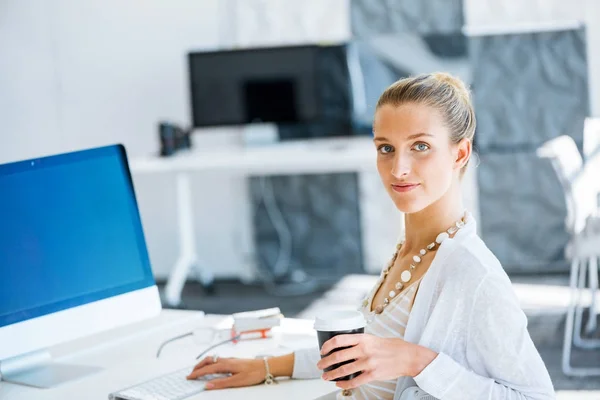 Attraktive Junge Frau Sitzt Schreibtisch Und Arbeitet Computer — Stockfoto