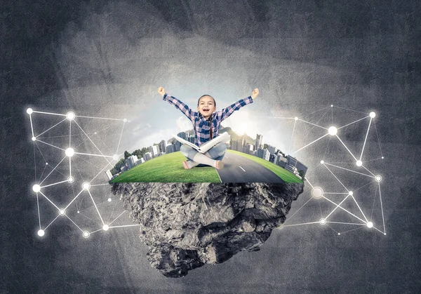 yüzen ada ve mutlu çocuk