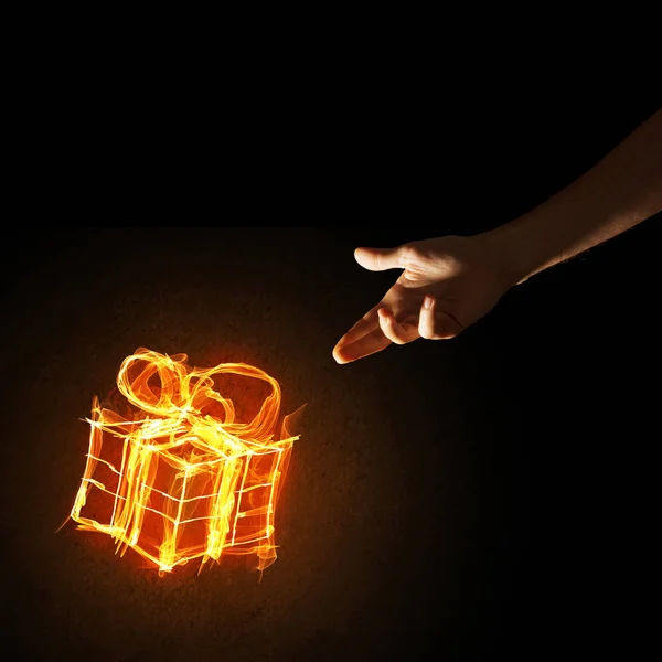 Ícone Caixa Presente Fogo Brilhante Palma Mão Fundo Escuro — Fotografia de Stock