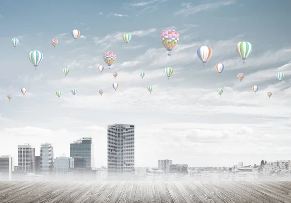 Сучасний Міський Пейзаж Будівлями Хмарочосами Вкритими Туманом Повітряними Кулями Небі — стокове фото