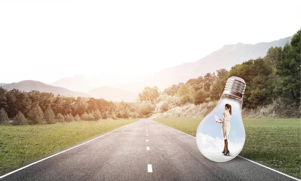 Zakenvrouw in gloeilamp — Stockfoto