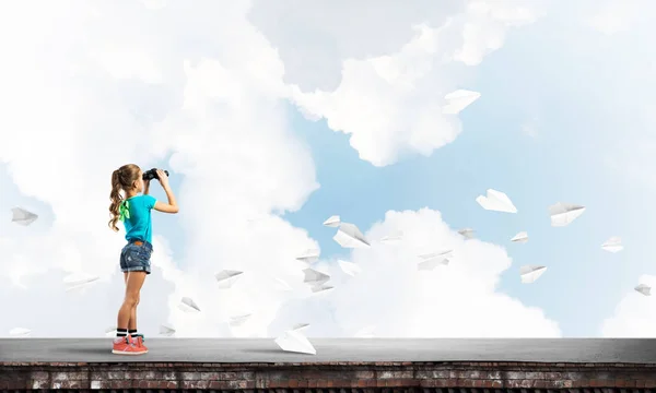 Schattig Meisje Van School Leeftijd Gebouw Dak Kijken Verrekijker — Stockfoto