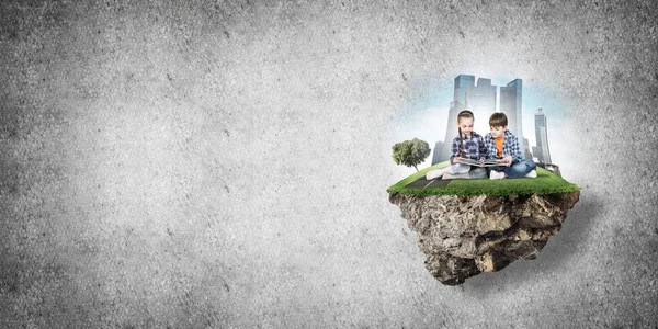 kitap üzerinde yüzen ada, eko kavramı oturan çocuklarla