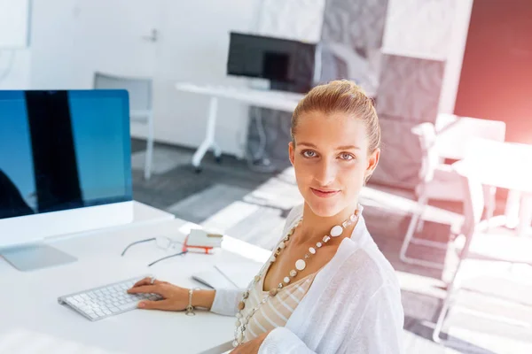 Attraktive Junge Frau Sitzt Schreibtisch Und Arbeitet Computer — Stockfoto