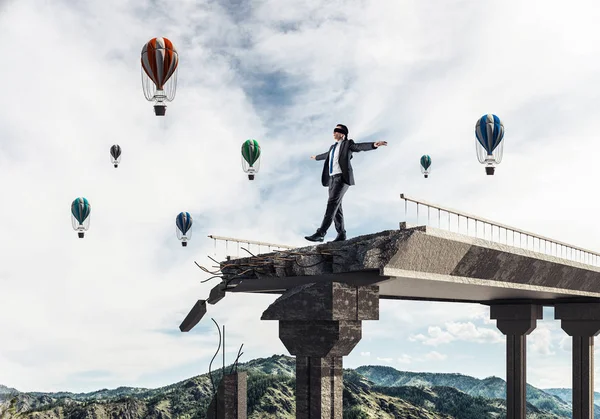 Empresario caminando con los ojos vendados — Foto de Stock