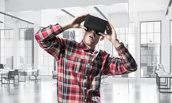 Sanal gerçeklik kulaklığı olan adam. 