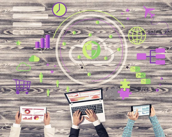 Ellerinde cihazlar bulunan üç kişilik bir grup iletişim ve ağ oluşturma sembolü olarak birlikte çalışıyor.