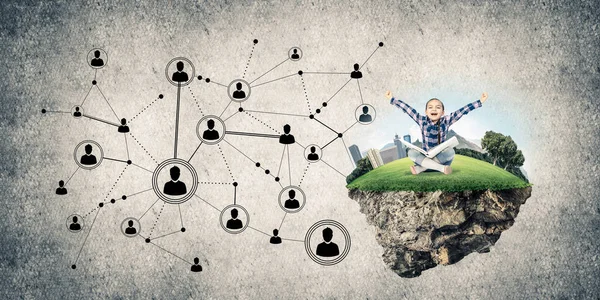 yüzen ada ve mutlu çocuk