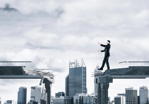 İşadamı blindfolded yürüyüş 