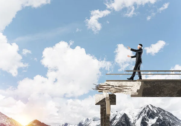 İşadamı blindfolded yürüyüş 